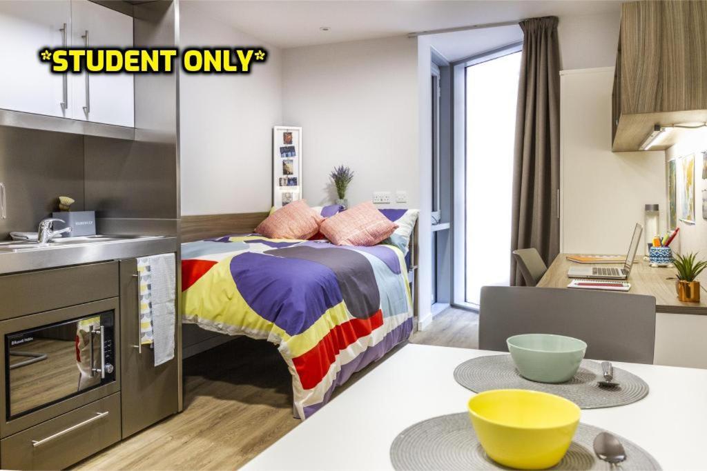 Student Only Zeni In Appartement